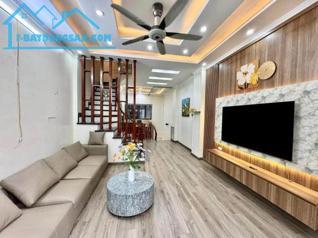 BÁN NHÀ PHÂN LÔ GẦN KĐT ĐỀN LỪ - HOÀNG MAI, RẤT GẦN PHỐ, Ô TÔ VÀO NHÀ, 5 TẦNG NỘI THẤT ĐẸP