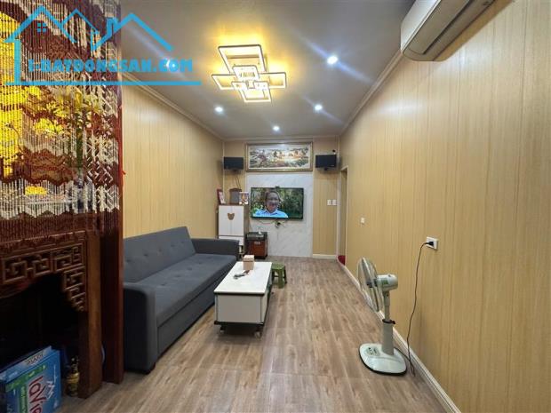 Bán căn hộ Tập Thể Tầng 1 Phố Ngô Thì Nhậm - 55m2 - 10m ra phố - SDCC - Giá 4 Tỷ - KO QH
