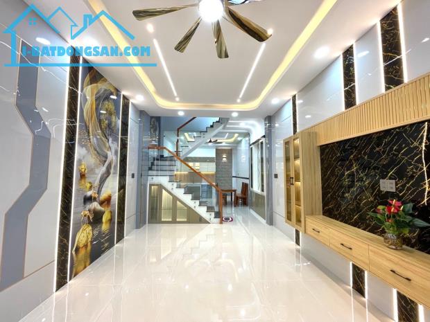 NGAY CHỢ BÌNH LONG GIÁP NGUYỄN SƠN TÂN PHÚ - 60M2 - 4 TẦNG HẺM XE HƠI - CHỈ HƠN 5 TỶ