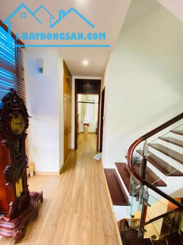 Phân Lô Trần Quốc Hoàn - 41/50M2, 5 Tầng, MT 4M, 16 Tỷ - Lô Góc 3 Thoáng, Ô Tô