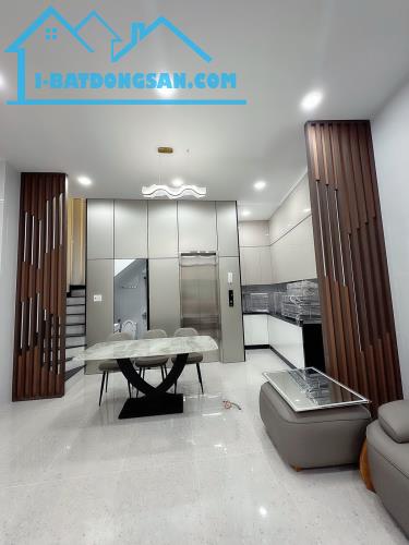 Bán gấp nhà Âu Cơ, 4 tầng có thang máy, full nội thất, ô tô đỗ cửa, sầm uất nhỉnh 8 tỷ.