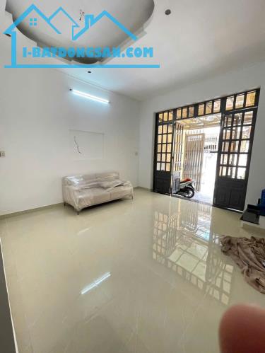 Giá 5Tỷ900 / Đường Khuông Việt, Tân Phú- Ngang 4.3m X Dài 14m , 3 tầng