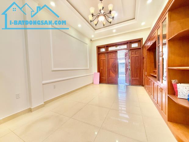 Bán nhà mặt tiền bên sông Phạm Văn Đồng ngay Gigamall, 4 tầng 84m2, xe 7 chỗ đỗ sân, 13 tỷ