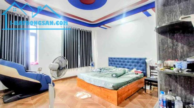 Bán nhà khu bên sông Phạm Văn Đồng 160m2, 4 tầng, 2 mặt thoáng, sân ô tô rộng, 17.8 tỷ