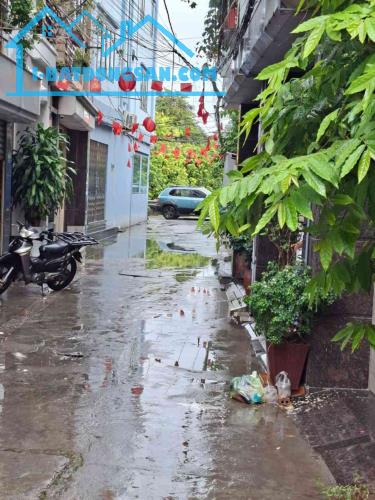 Nhà dân xây chắc chắc, có sân cổng, 🚘 đỗ cửa 52m2*3,5 tầng: 3tỷ4 tại khu Hồ Sen, ngõ nông