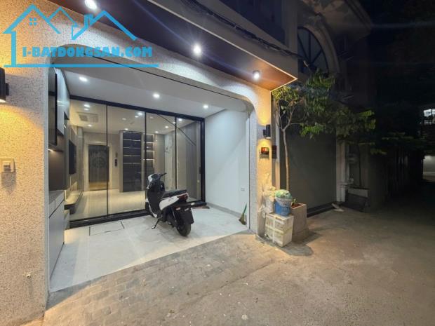 Bán nhà Thạch Bàn,Long Biên 5 tầng,40m,mt4m gần oto tránh nhỉnh 8 tỷ
