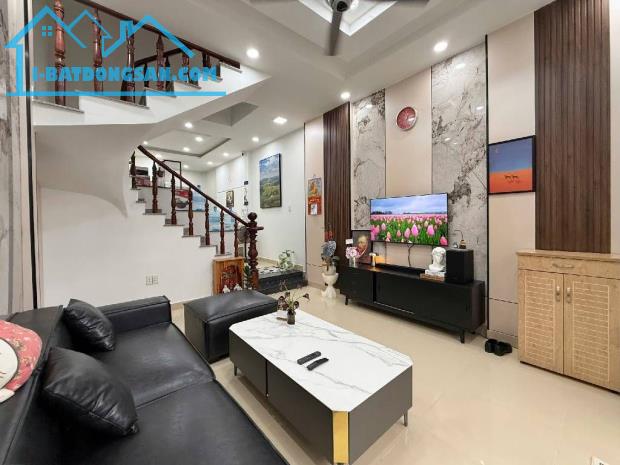 Bán nhà đẹp khu phân lô bên sông QL13 - 54m2 - 3 tầng + sân thượng - hẻm 5m - 7.3 tỷ
