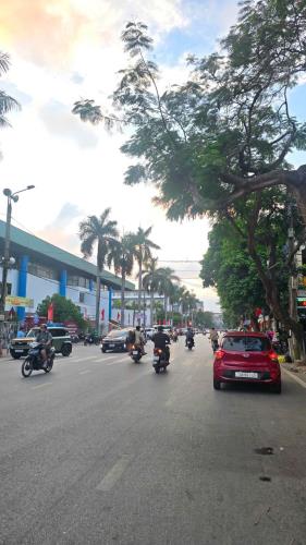 Bán nhà mặt đường Quán Nam.Đang cho thuê có dòng tiền 20tr/tháng( còn 3 năm)
