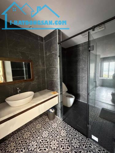 Bán biệt thự Tây Hồ mát mẻ, phố An Dương Vương, thang máy 6 tầng, 130 m2, giá 40 tỷ
