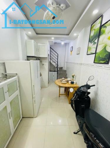 Nhà Tân Bình - Lạc Long Quân, 3 tầng - ở ngay - ngang 3m - 42m2 - hơn 2 tỷ.