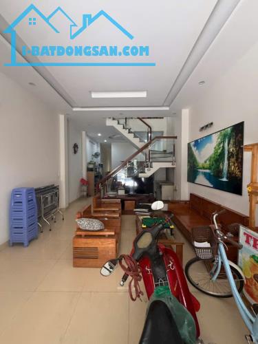 *Bán nhà 2 tầng đúc, đường Nguyễn Quyền, ngay bến xe Đà Nẵng, dt 83m2, giá 6,2 Tỷ