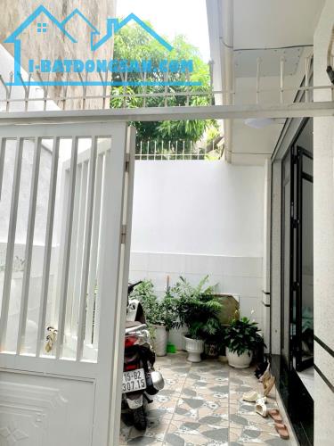 Nhà Hàng Kênh dân xây chắc chắn, có sân cổng 3,5 tầng - 3tỷ8, ngõ nông vài bước chân là ra