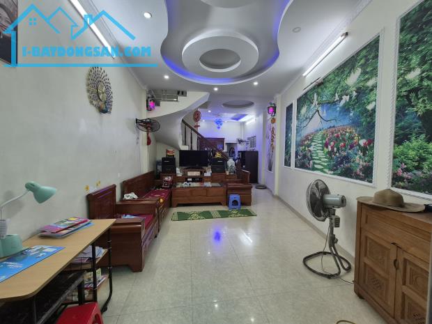 BÁN NHÀ ĐẸP 2.2 TỶ 3 TẦNG 48M2 NGÕ RỘNG VÀ NGẮN PHỐ BẾN NGỰ