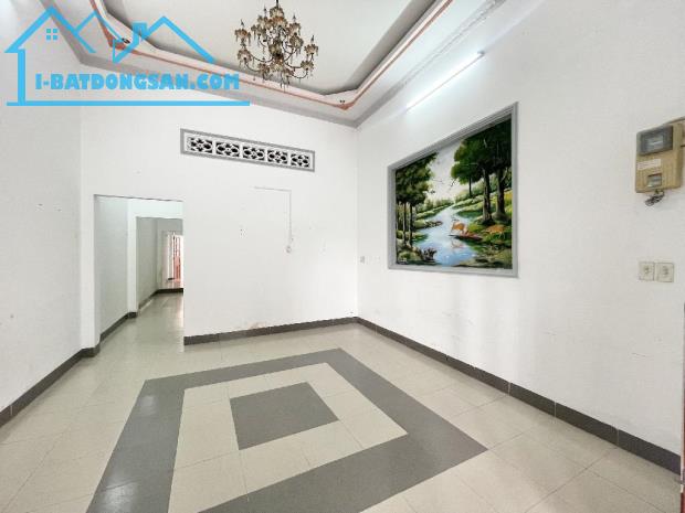 Bán nhà cấp 4 QL13 ngay chợ Bình Triệu, 90m2, HXH 5m, 30m ra mặt tiền, giá 8 tỷ