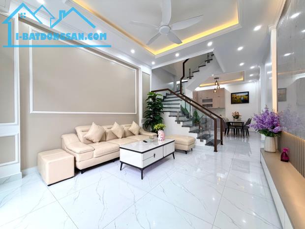 Nhà xây mới tại phố Miếu Hai Xã ngay gần phố Hồ Sen, 43m2*4 tầng - 3tỷ9, ngõ trước nhà rộn
