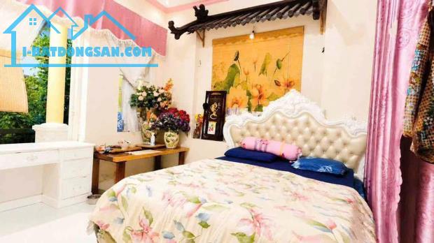 Nhà phố 4 lầu hẻm 364/ Dương Quảng Hàm 130m2 ngang 5m tiện KD khách sạn chỉ 19.8 tỷ.