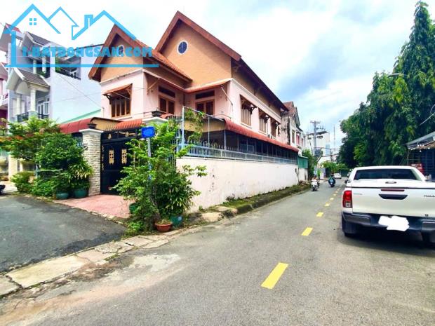 Biệt thự lô góc 2 MT – Dt 207m² (10.2 x 21m) x 2 tầng, 7PN – Ngay Lê Văn Việt
