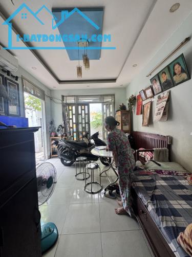 Nhà cũ 3 tầng Văn Cao, 2 mặt tiền,khu sầm uất, đủ công năng, mua ở, đầu tư tốt nhỉnh 4 tỷ.