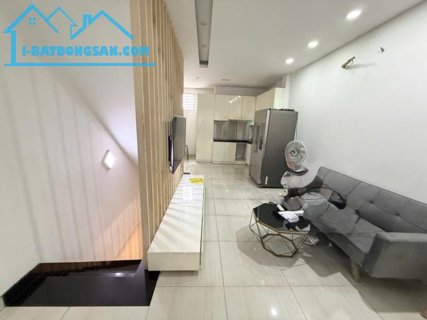 Nhà 5 tầng đường Huỳnh Văn Bánh, trung tâm Phú Nhuận, hẻm xe hơi rộng rãi