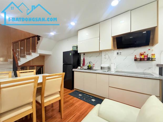 Nhà đẹp mặt tiền đường Cô Giang, khu VIP Phú Nhuận, cách Quận 1 một cây cầu