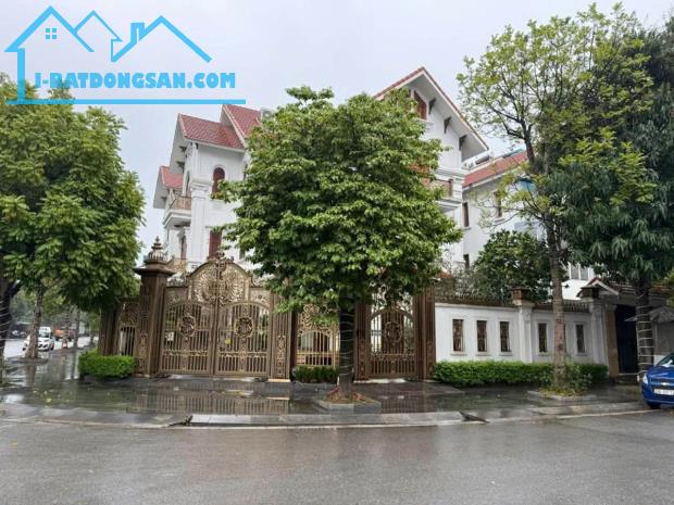 BIỆT THỰ SIÊU RỘNG 310M PHỐ THÀNH THÁI CẦU GIẤY. VỈA HÈ TẦNG HẦM Ô TÔ. ĐẸP HIẾM. 92 TỶ