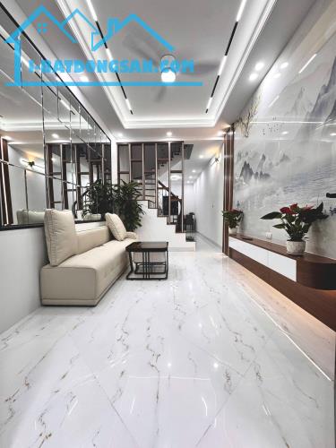 BÁN NHÀ 5 TẦNG NỘI THẤT ĐẸP, Ô TÔ ĐỖ CỔNG, RẤT GẦN MẶT PHỐ HOÀNG MAI.