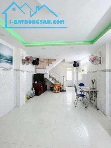 Nhà Tân Bình - Lạc Long Quân, 3 tầng ở ngay - KD - ngang hơn 4m - dài hơn 10m - hơn 5 tỷ.