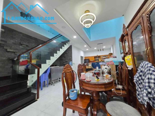 Nhà 90m2 nở hậu - 3 tầng - sân ô tô - ngay ĐH Luật, chợ Bình Triệu - 9.3 tỷ