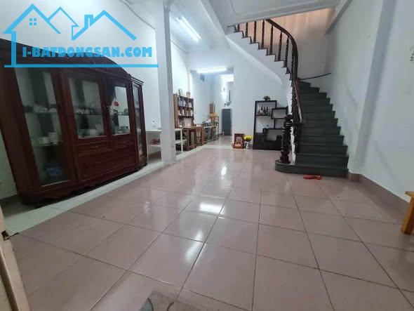 Bán nhà hoàn công đầu hẻm thông 2 ô tô, gần đường lớn, giá cực tốt