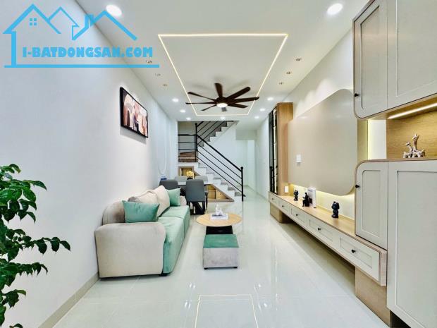 NHÀ ĐẸP BÌNH THẠNH 3 Tầng ngay Chợ BÀ CHIỂU – CHỈ 10M RA HẺM XE TẢI – FULL NỘI THẤT