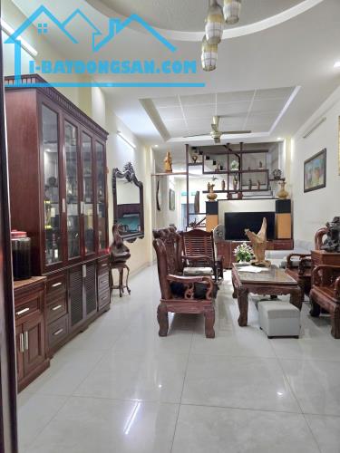 MT Nguyễn Duy Trinh, Phú Hữu – Dt 120m² (4 x 30m) x 3 tầng – 3PN – Gara ô tô