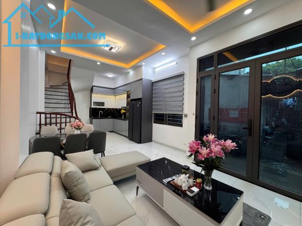 BÁN NHÀ GẦN PHỐ GIÁP BÁT – KIM ĐỒNG, LÔ GÓC 2 MẶT ĐƯỜNG, 6 TẦNG NỘI THẤT ĐẸP Ở NGAY.