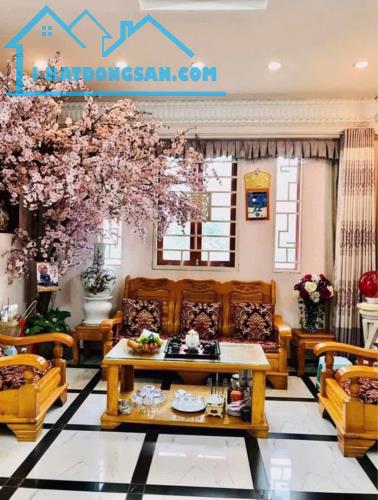 Nhà mặt phố Phó Đức Chính,phường Trúc Bạch, cho thuê, Kd,115m,Mt 8m, 50 tỷ.