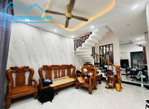 Bán nhà 4 tầng 52m2 đường Số 7, Tam Bình, Thủ Đức, TP HCM, sổ hồng riêng, giá 6,38 tỷ.