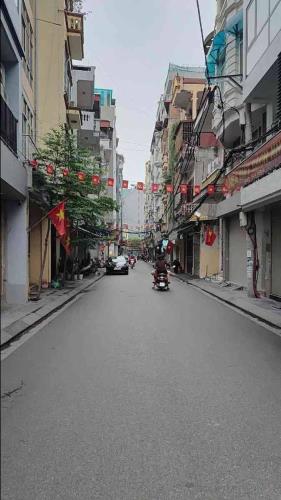 Bán nhà phố Hoàng Văn Thái, HN, DT 45 m2, 4 tầng, giá bán 20.5 tỷ 🔥Mô tả: Nhà phân lô, ôt