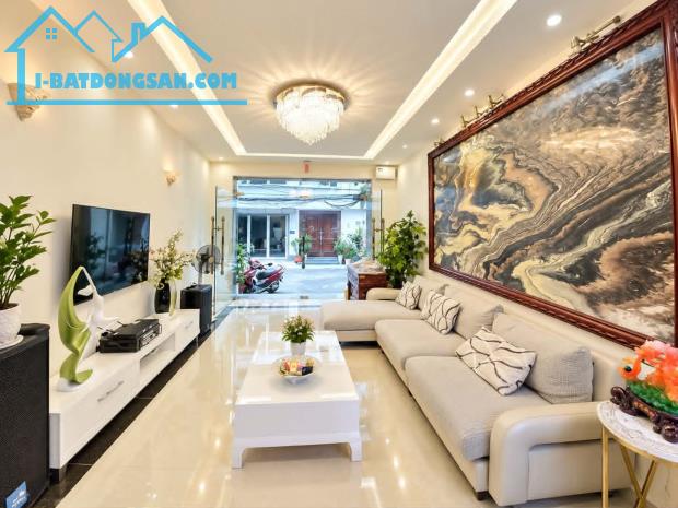 BÁN GẤP NHÀ QUÁN THÁNH PHỐ VIP BA ĐÌNH GIÁP RANH TÂY HỒ FULL NỘI THẤT 40M X 5 TẦNG NHỈNH