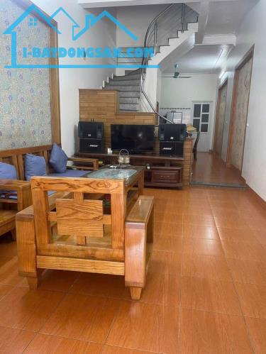 Bán nhà mặt ngõ 218 Vũ Hựu, ph Thanh Bình, TP HD, 80m2, mt 4m, 3 tầng, 3 ngủ, 2 vs, ngõ to