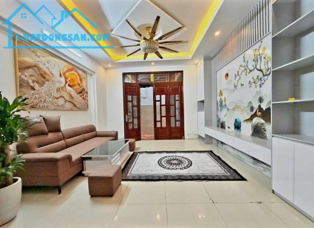 Bán nhà phố Giáp Bát 42m2*5 tầng, MT 4.8m, giá 9.5 tỷ