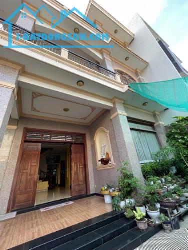 NHÀ TO CỬA RỘNG CỔNG CHÀ BÁ MẶT TIỀN ĐƯỜNG TRUNG TÂM TP THỦ ĐỨC 3 TẦNG 9X20 CHỈ 18 TỶ.