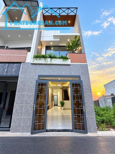 Thanh Lý Nhà 1 Trệt 2 Lầu (5x20m²) Gần Bến Xe Quận 8 Bình Chánh Gia 1 Tỷ 180 Tri
