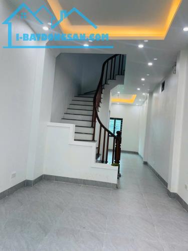 Bán nhà gần Cầu Thạch Bích ngõ rộng, ô tô đỗ gần 45m2*5T giá chỉ 3.8 tỷ!