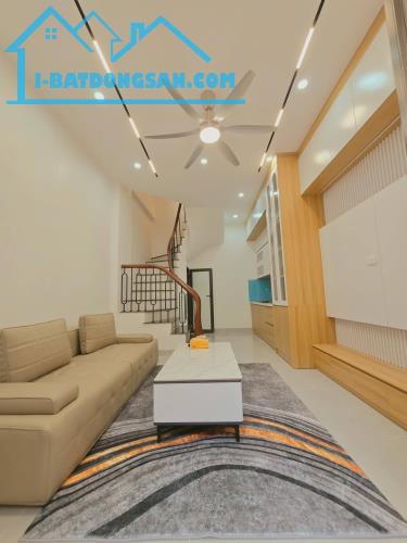 Bán nhà ngõ 96 Võ Chí Công, DT 25/28m, 4 tầng mới, MT 3.4m, giá 6.95 tỷ.