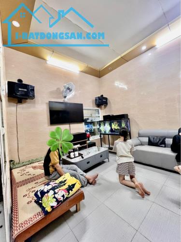 Nhà tại Trần Nguyên Hãn, ngay phố đi bộ trung tâm thành phố, 40m2*2 tầng - 2tỷ05.