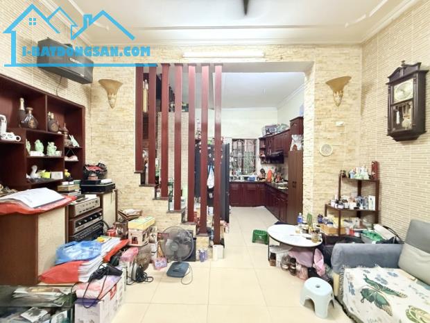 Bán nhà phố Đại La 42m2*4 tầng, MT 4.6m, giá 8.9 tỷ