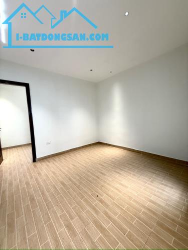 Nhà dân xây có sân cổng tại Vũ Chí Thắng thông Thiên Lôi, 65m2*3 tầng - 3tỷ9, oto đỗ cửa