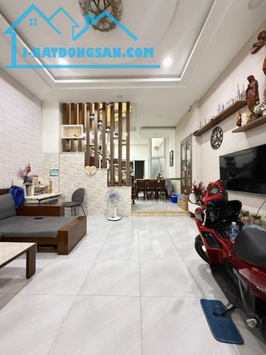 SIÊU PHẨM 3TẦNG HỒ VĂN LONG SÁT CỔNG KCN VĨNH LỘC- 72M2 (4.9x14.7- HẺM ÔTÔ 6M. CHỈ 5 TỶ XX