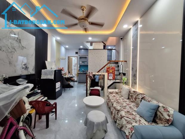 Căn nhà hẻm xe tải đẹp, có vỉa hè, diện tích 54m2, kết cấu 5 tầng, với 4 phòng ngủ rộng