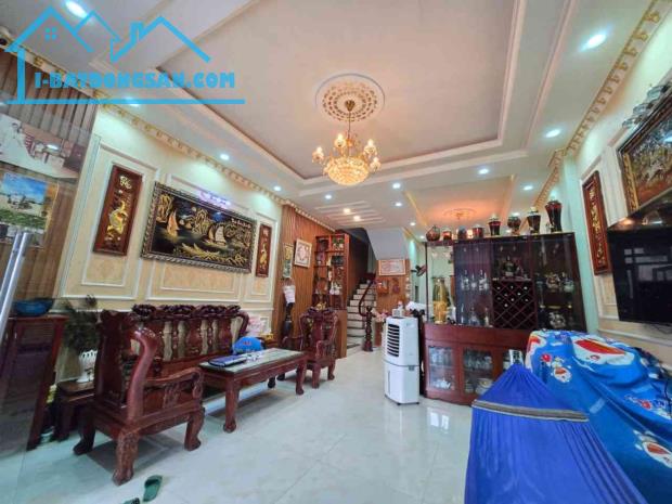 Bán nhà 3 tầng 51m2 ngang 5m, giá chỉ 6.1 tỷ ngay chợ Hiệp Bình gần Phạm Văn Đồng