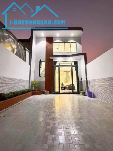 CHỦ BÁN ĐẤT TẶNG NHÀ MỚI XÂY KIÊN CỐ NGAY TRUNG TÂM GIÁP CHỢ TÂN UYÊN