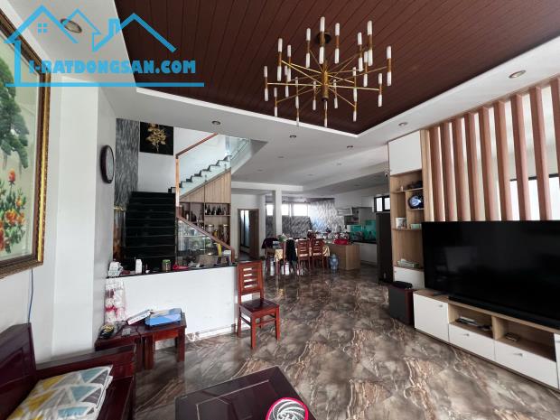 *Bán nhà 3 tầng, 2 mặt tiền, đường An Xuân (10m5), Thanh Khê, dt 197m2, giá 15,5 Tỷ